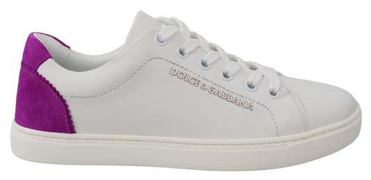 Zapatillas elegantes de piel blanca con detalles morados de Dolce & Gabbana