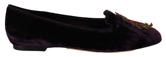 Mocasines elegantes de terciopelo morado con detalle de corazón de Dolce & Gabbana