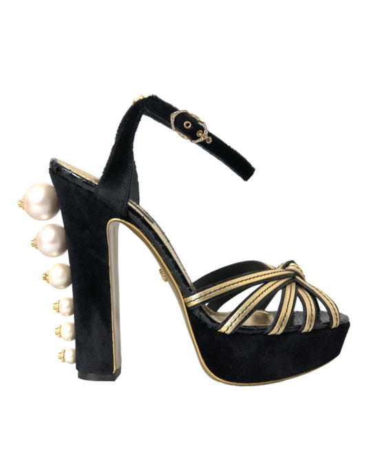 Sandalias y zapatos de tacón con adornos dorados y negros de Dolce & Gabbana