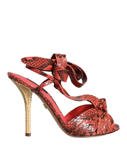 Sandalias y zapatos de tacón de piel exótica en color coral de Dolce & Gabbana