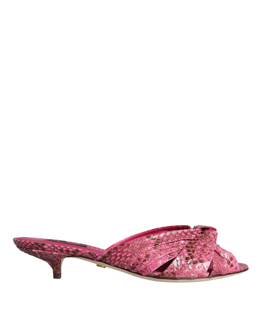 Zapatos tipo chanclas con tacón bajo y piel de pitón rosa de Dolce & Gabbana