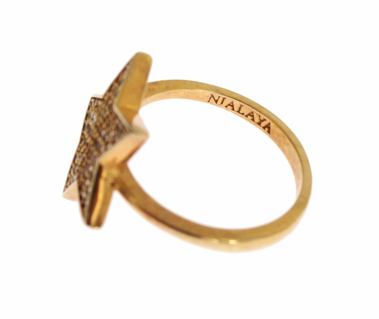 Anillo elegante Nialaya de plata esterlina bañada en oro con cristales de circonita cúbica