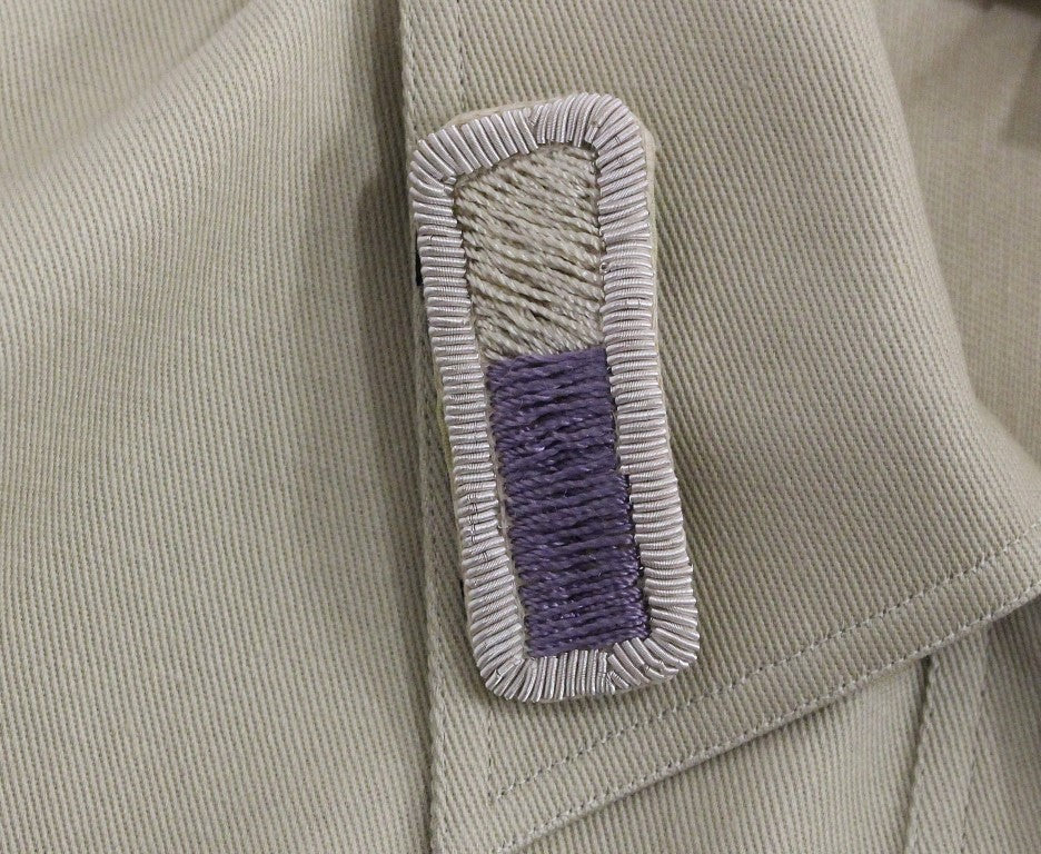 Camiseta sin mangas de algodón beige con broches de Andrea Incontri