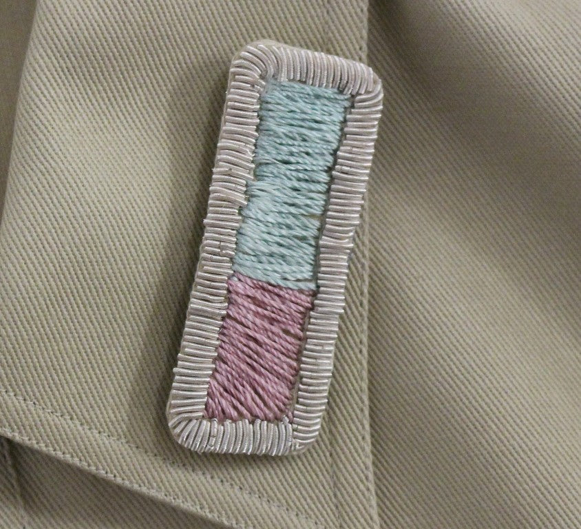 Camiseta sin mangas de algodón beige con broches de Andrea Incontri