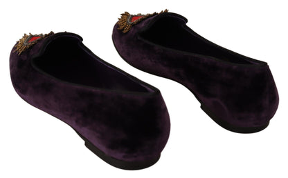 Mocasines elegantes de terciopelo morado con detalle de corazón de Dolce &amp; Gabbana