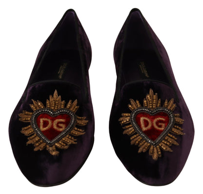 Mocasines elegantes de terciopelo morado con detalle de corazón de Dolce &amp; Gabbana