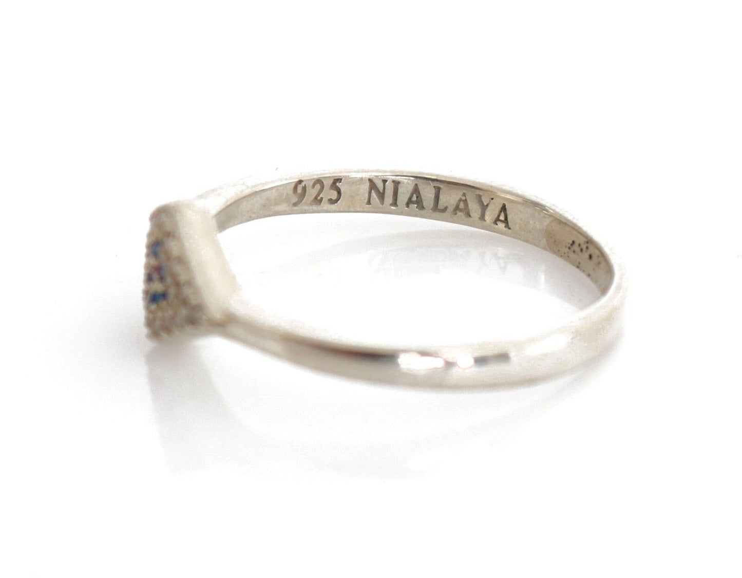 Anillo elegante Nialaya de plata con incrustaciones de cristales de circonita cúbica