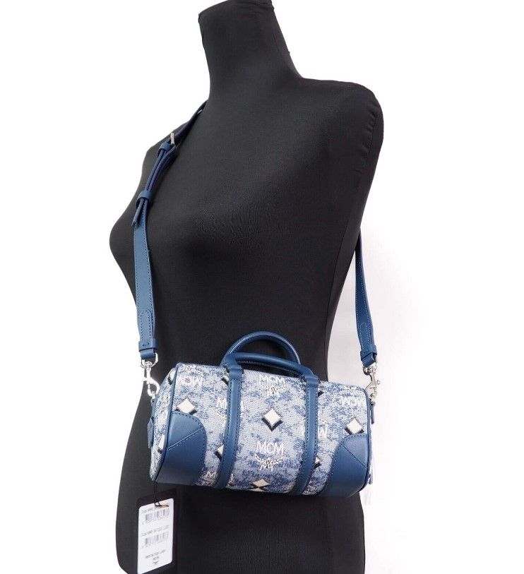 Bolso bandolera tipo cartera Boston Mini de MCM con logotipo en tela jacquard vintage en color azul