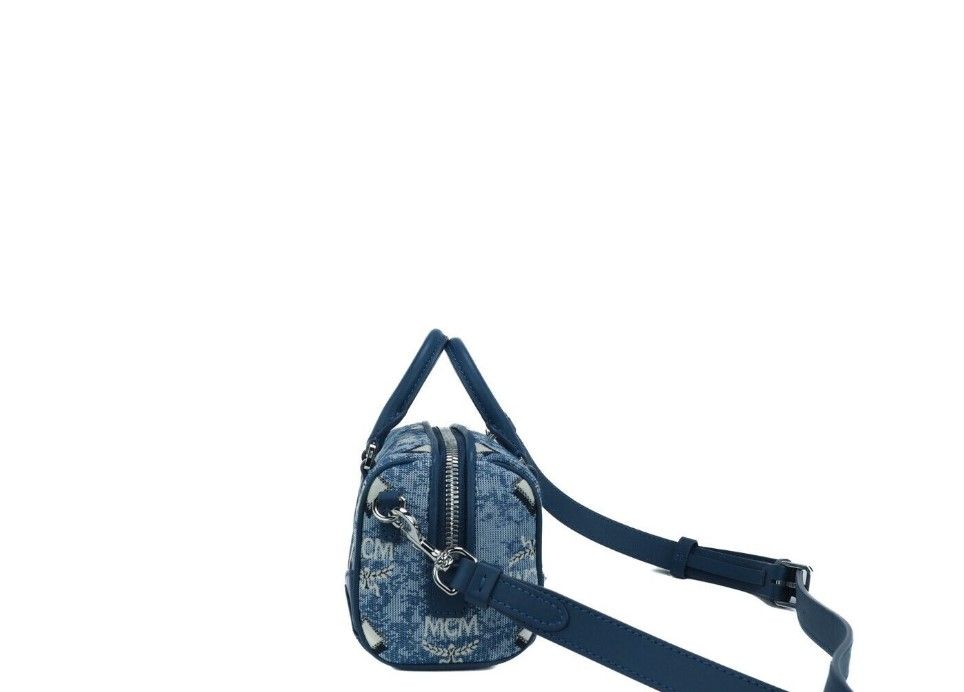 Bolso bandolera tipo cartera Boston Mini de MCM con logotipo en tela jacquard vintage en color azul