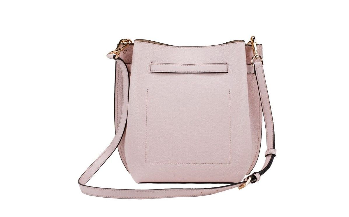 Bolso bandolera tipo cubo de piel de guijarro en color rubor empolvado Emilia de Michael Kors