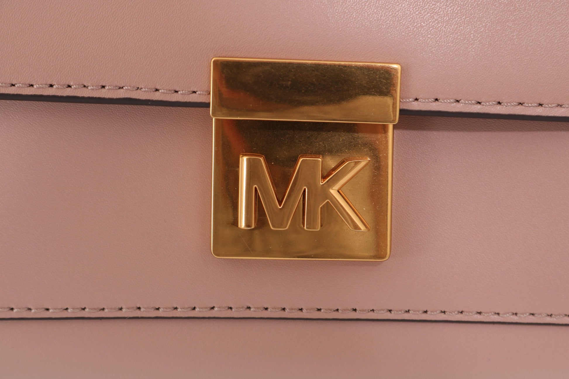 Elegante bolso de hombro Mindy de piel rosa de Michael Kors