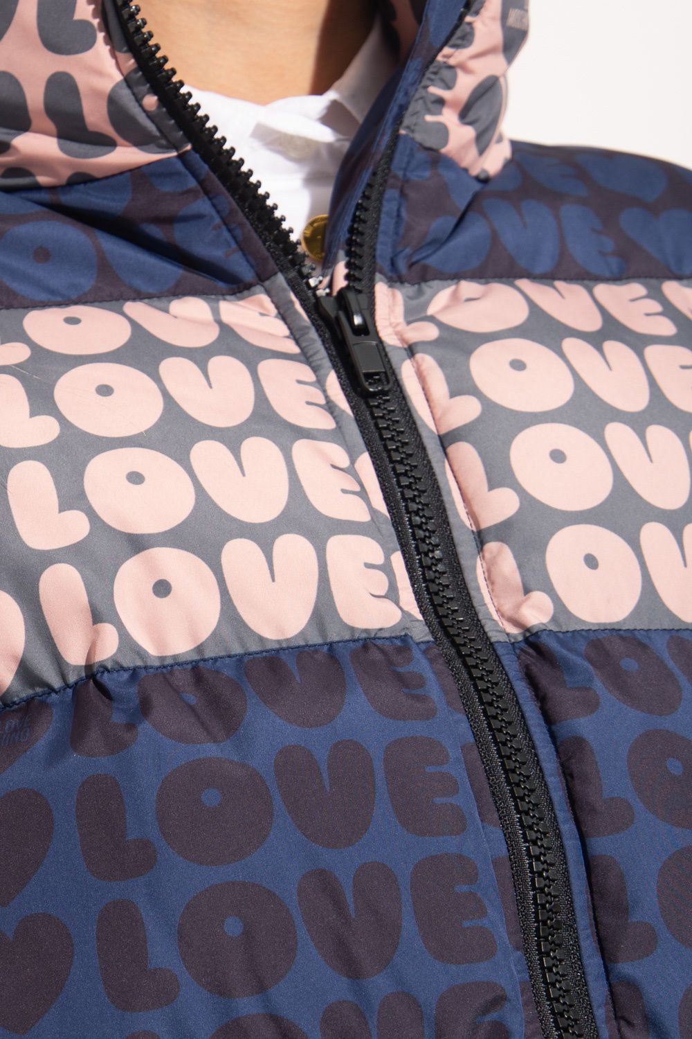 Chaqueta con estampado de logotipo multicolor chic de Love Moschino