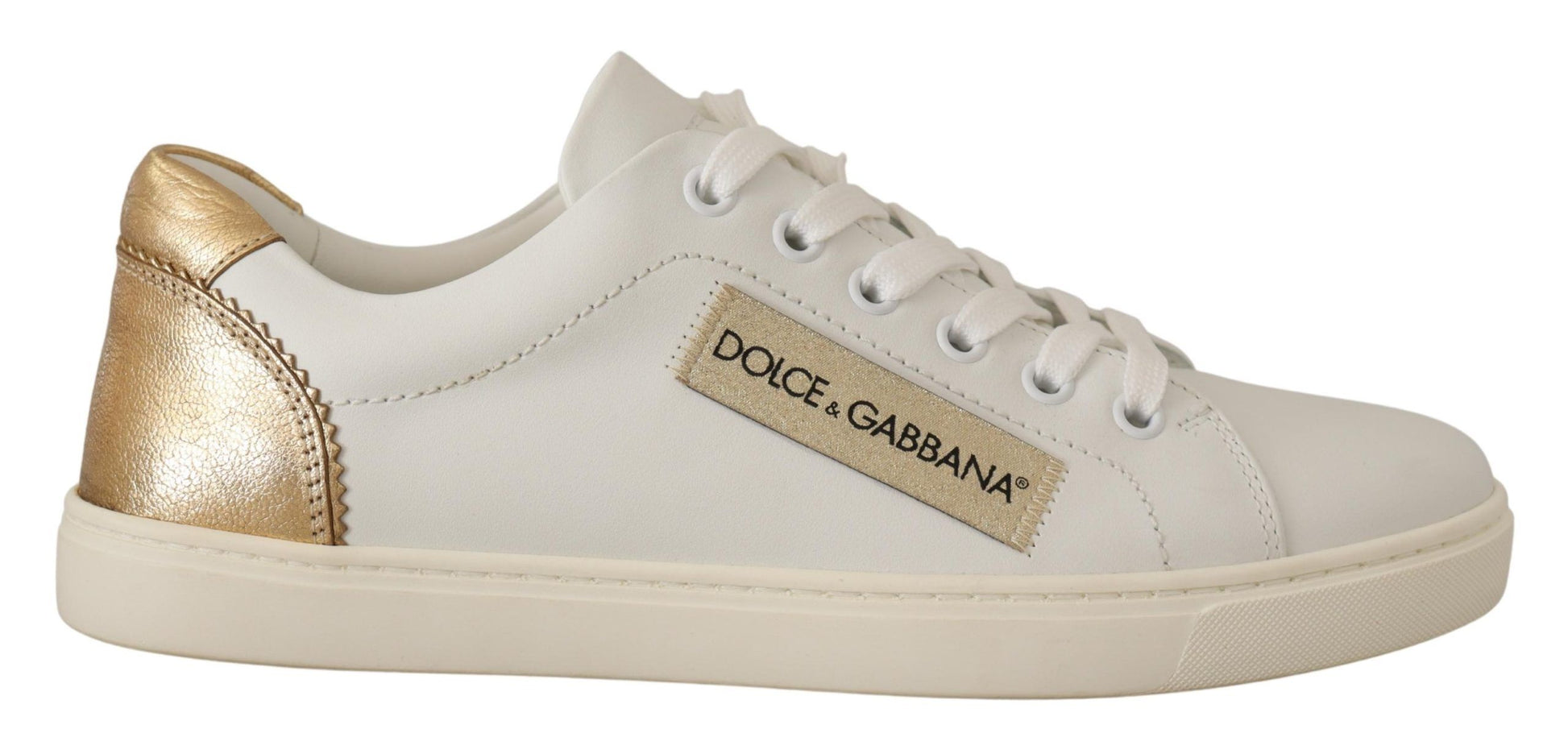 Elegantes zapatillas blancas de piel con detalles dorados de Dolce &amp; Gabbana