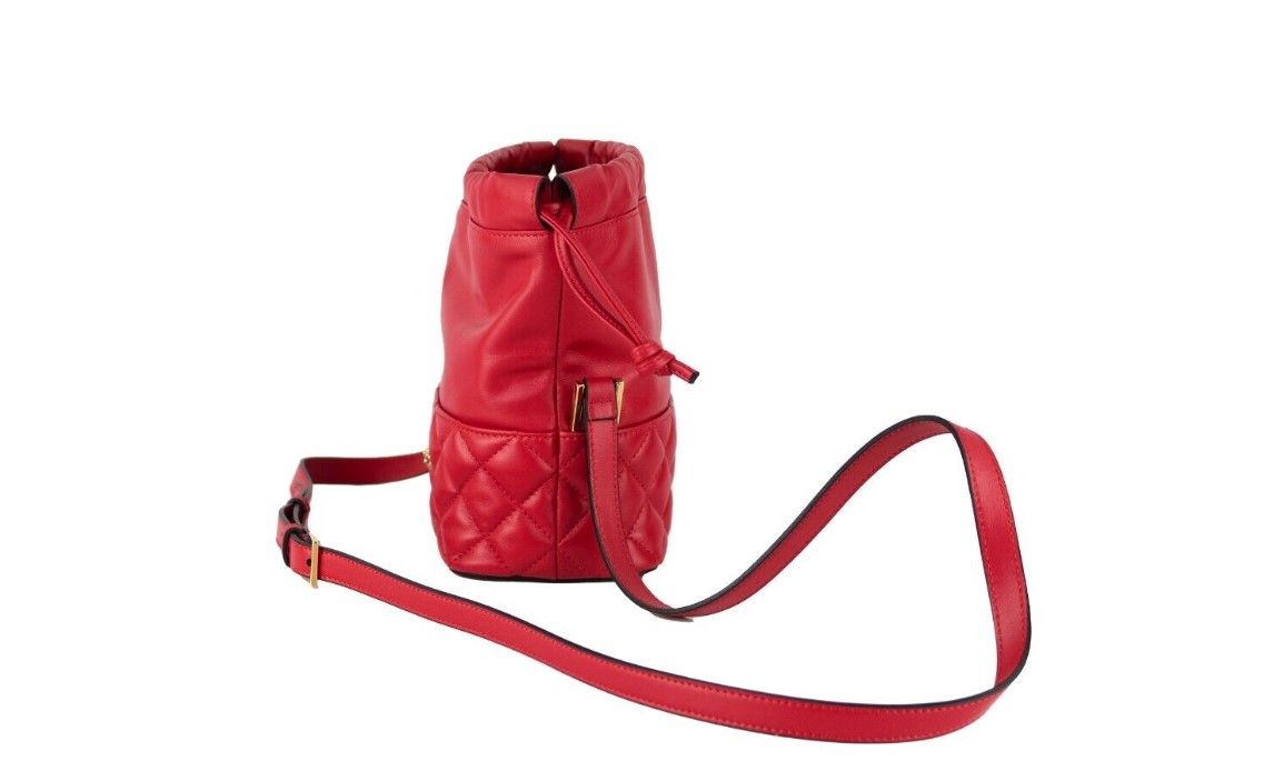 Bolso bandolera tipo cubo con cordón de piel acolchada roja de Versace