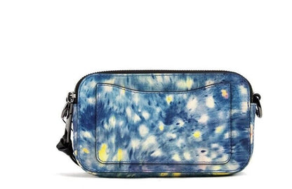 Bolso de hombro de piel con estampado azul acuarela de Marc Jacobs The Snapshot