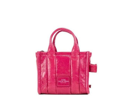 Bolso bandolera de piel de becerro en color magenta The Shiny Crinkle Micro Tote de Marc Jacobs