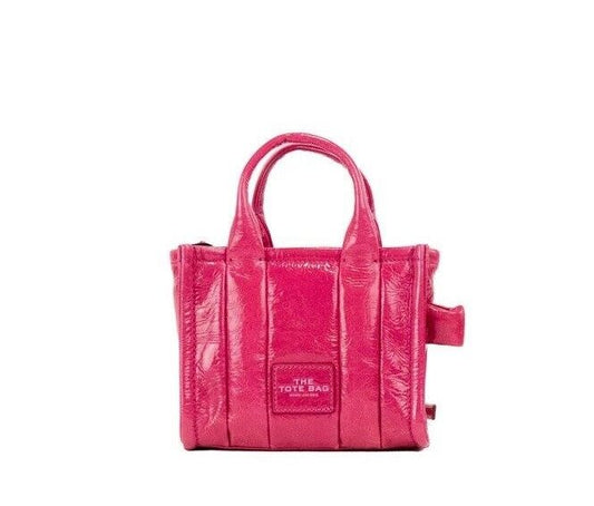 Bolso bandolera de piel de becerro en color magenta The Shiny Crinkle Micro Tote de Marc Jacobs