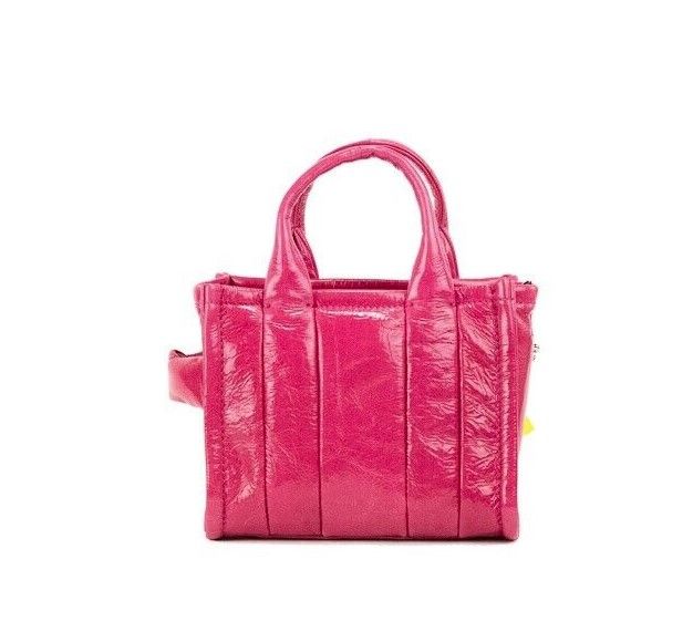 Bolso bandolera de piel de becerro en color magenta The Shiny Crinkle Micro Tote de Marc Jacobs