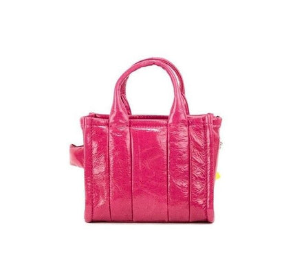 Bolso bandolera de piel de becerro en color magenta The Shiny Crinkle Micro Tote de Marc Jacobs