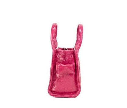 Bolso bandolera de piel de becerro en color magenta The Shiny Crinkle Micro Tote de Marc Jacobs