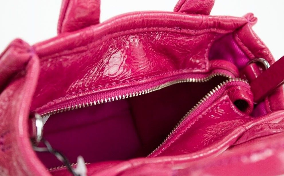 Bolso bandolera de piel de becerro en color magenta The Shiny Crinkle Micro Tote de Marc Jacobs