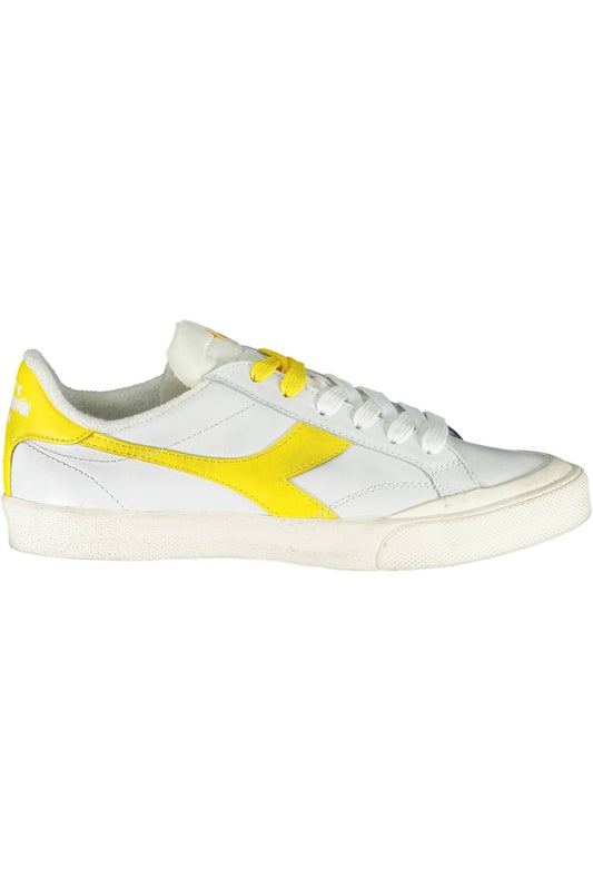 Elegantes zapatillas Diadora blancas con cordones