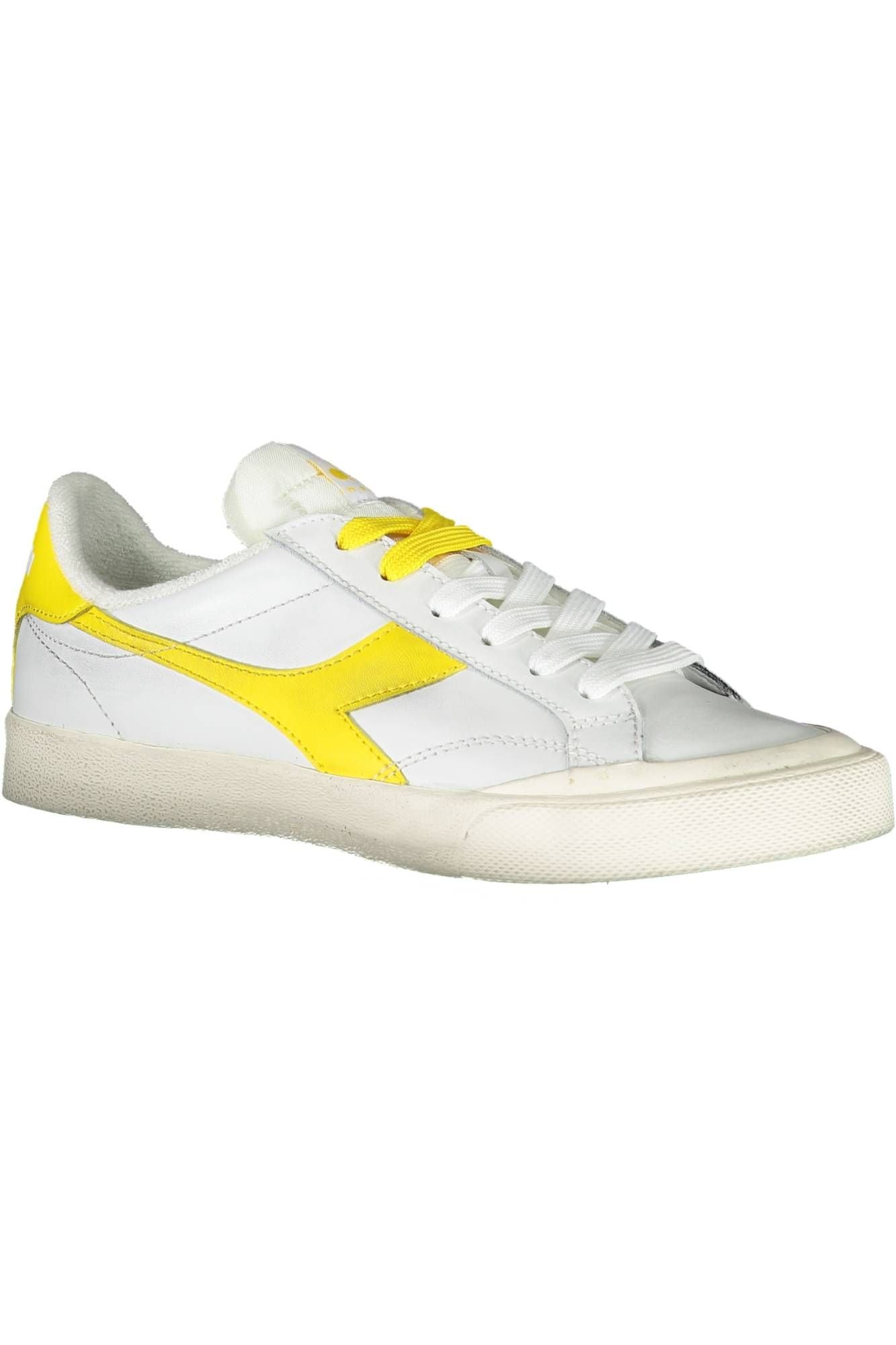 Elegantes zapatillas Diadora blancas con cordones