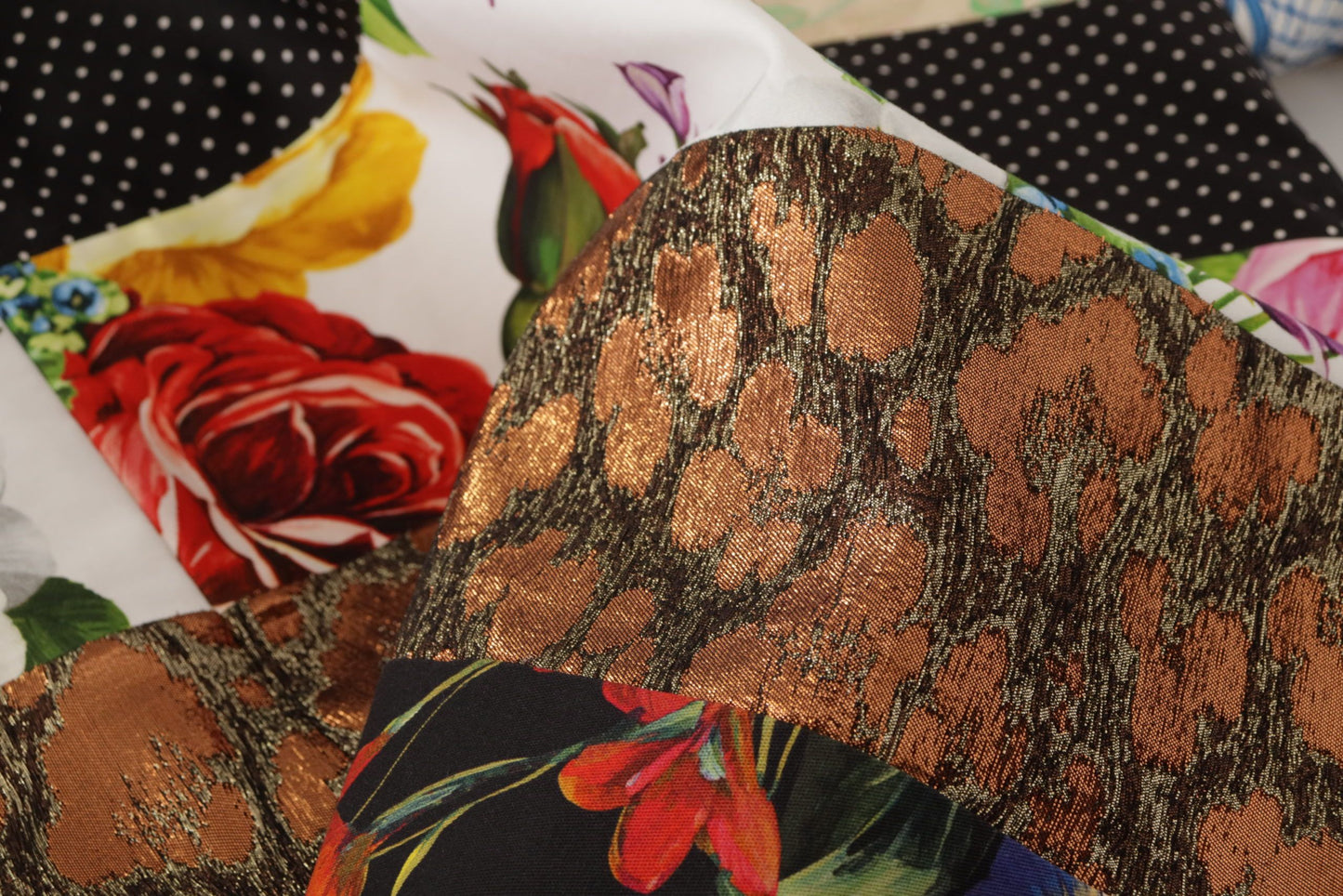 Vestido minivestido con diseño de patchwork de Dolce &amp; Gabbana: elegancia multicolor