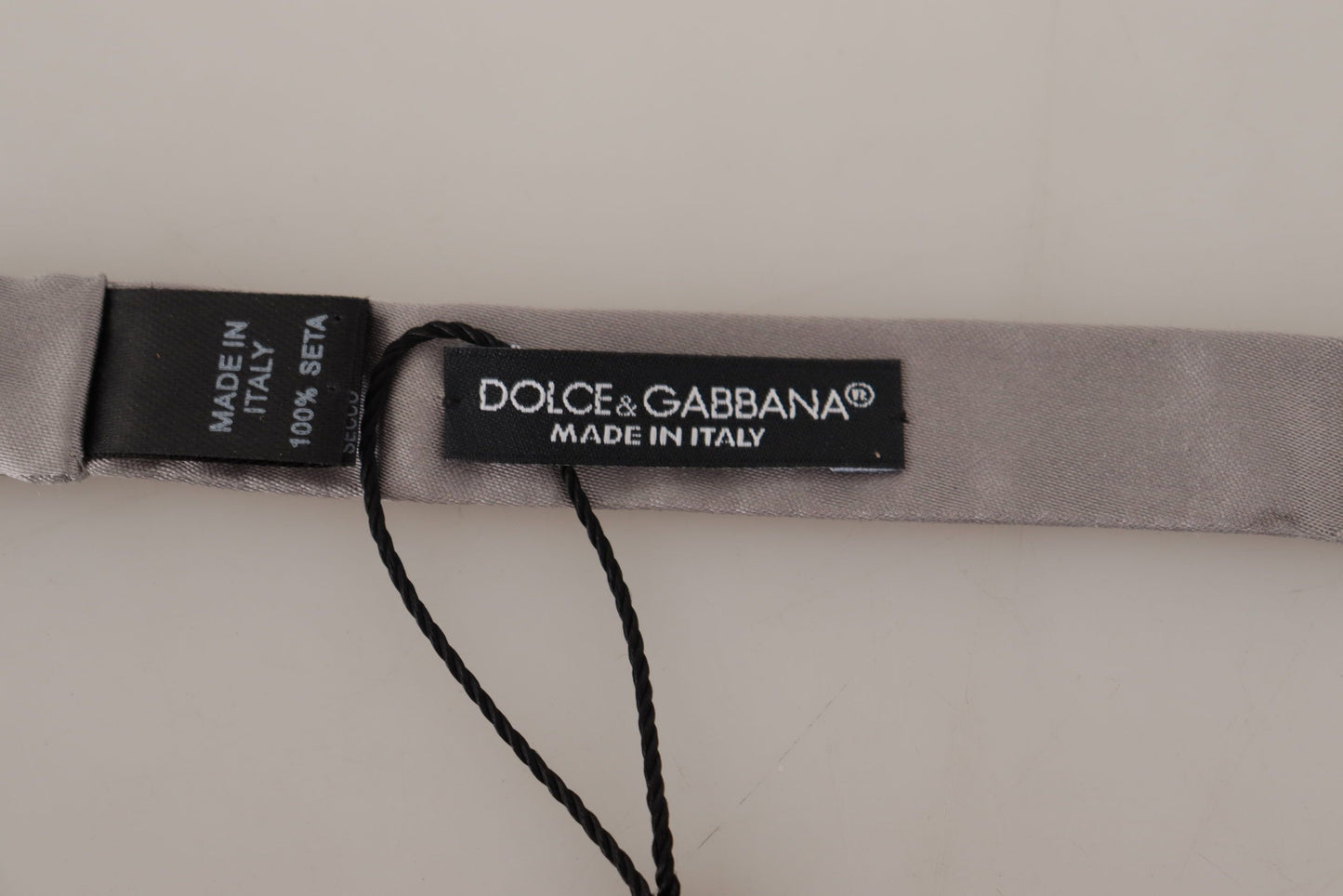 Elegante pajarita de seda plateada de Dolce &amp; Gabbana para una velada sofisticada