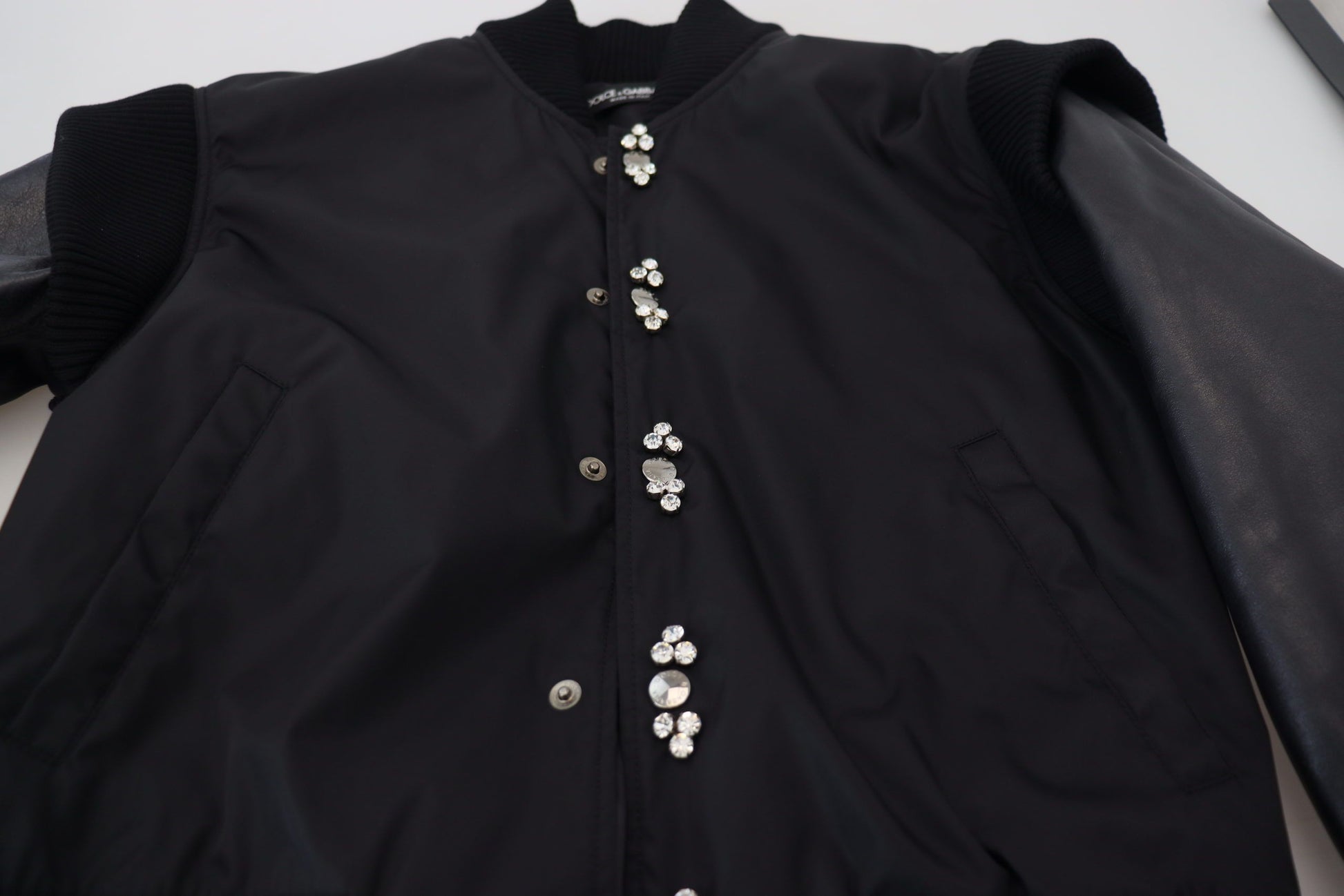 Elegante chaqueta bomber negra adornada con cristales de Dolce &amp; Gabbana