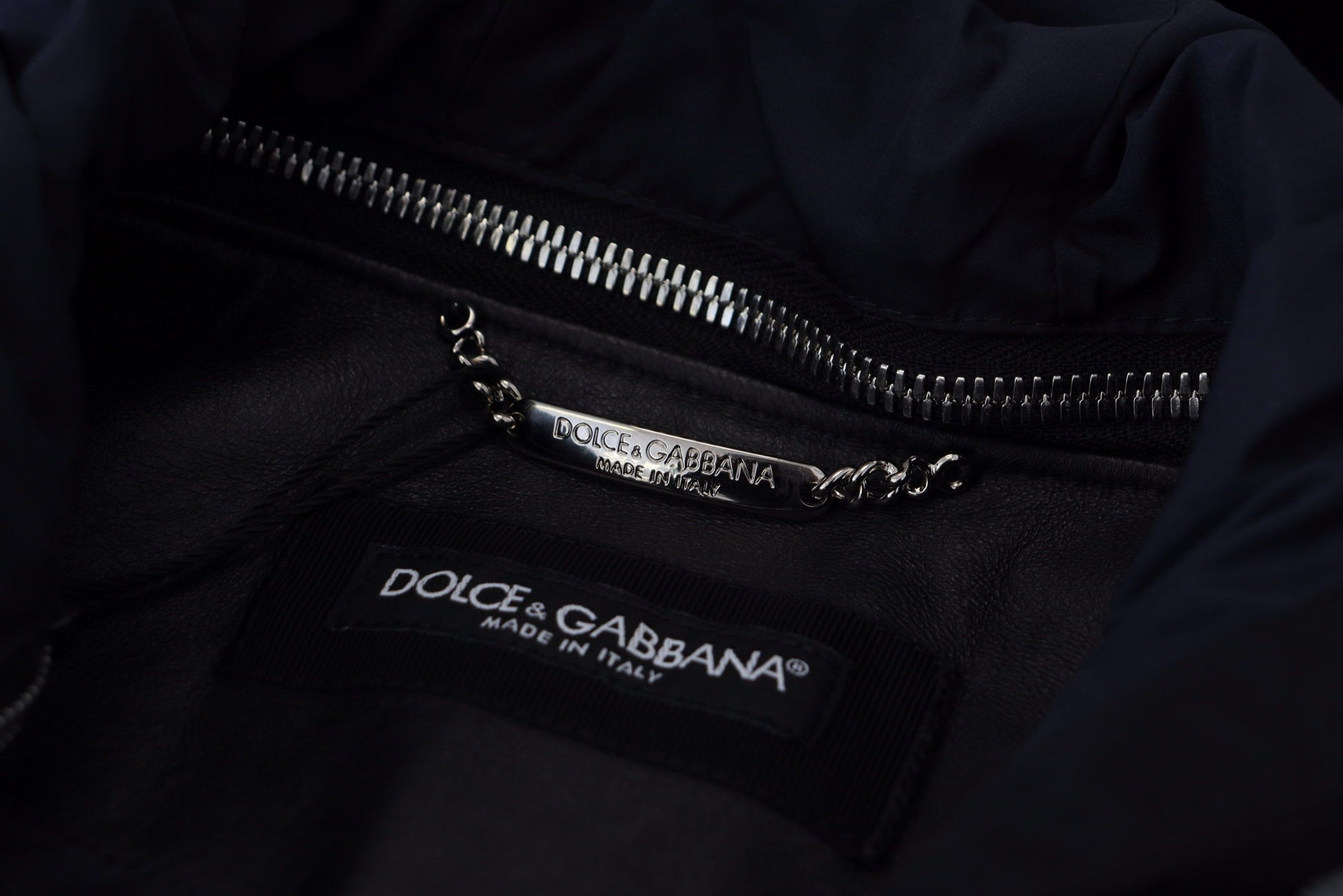 Elegante cazadora bomber negra de Dolce &amp; Gabbana