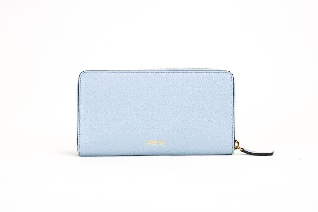 Cartera de mano con cremallera y monograma dorado de piel granulada Cornflower de Versace