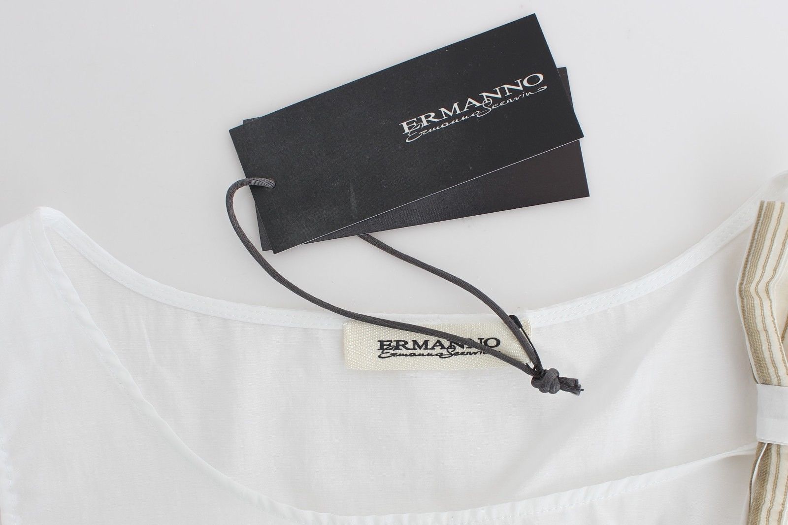 Blusa elegante sin mangas con detalle de lazo blanco de Ermanno Scervino