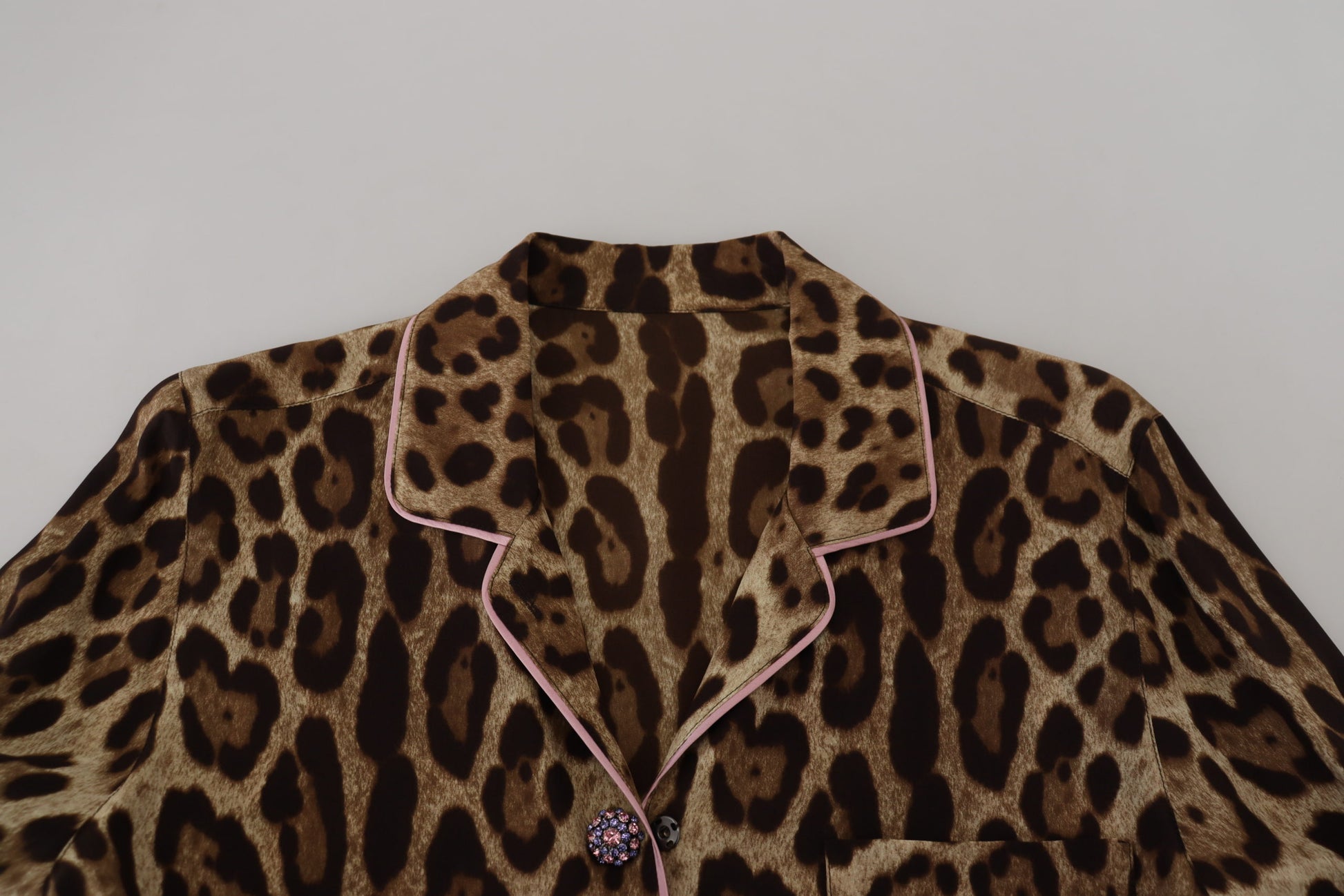 Blusa elegante con cuello y estampado de leopardo de seda de Dolce &amp; Gabbana