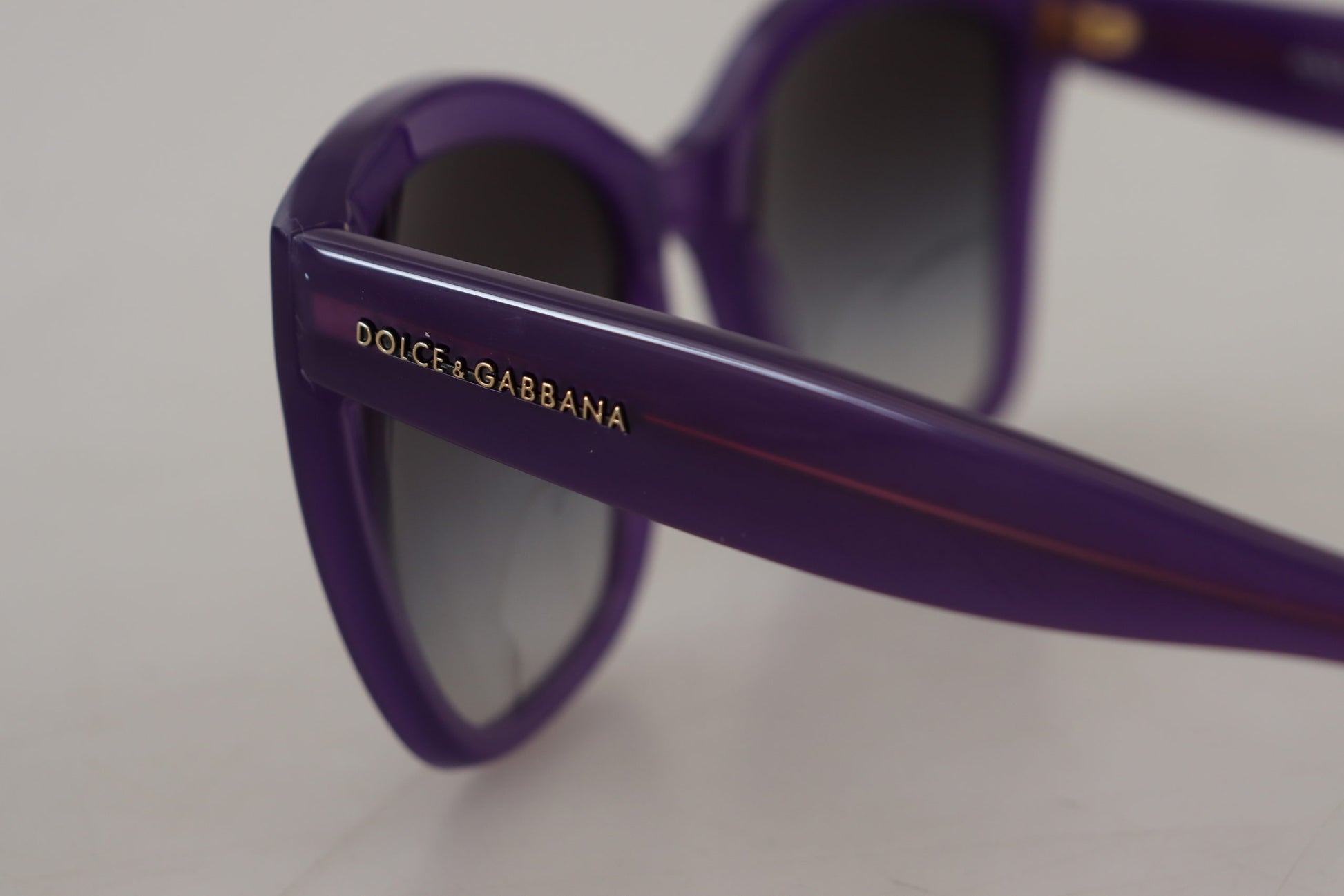 Gafas de sol elegantes con lentes degradados en color morado de Dolce &amp; Gabbana