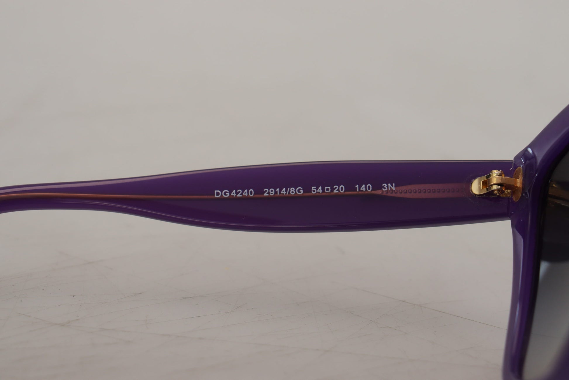 Gafas de sol elegantes con lentes degradados en color morado de Dolce &amp; Gabbana