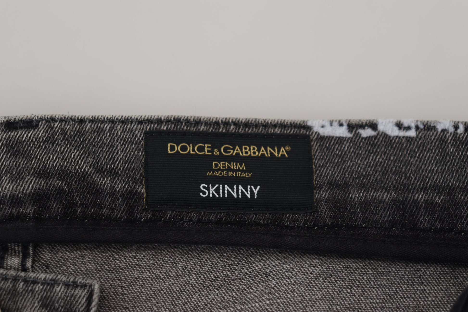 Extravagancia del denim teñido anudado multicolor de Dolce &amp; Gabbana