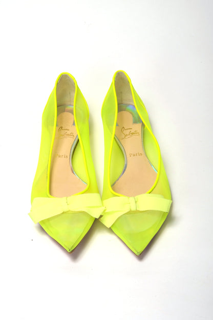 Zapato de punta plana amarillo fluorescente de Christian Louboutin