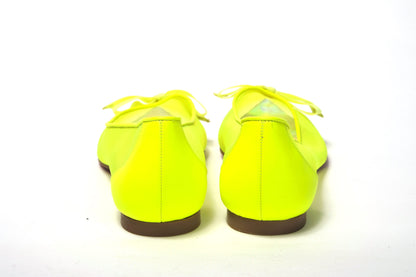 Zapato de punta plana amarillo fluorescente de Christian Louboutin