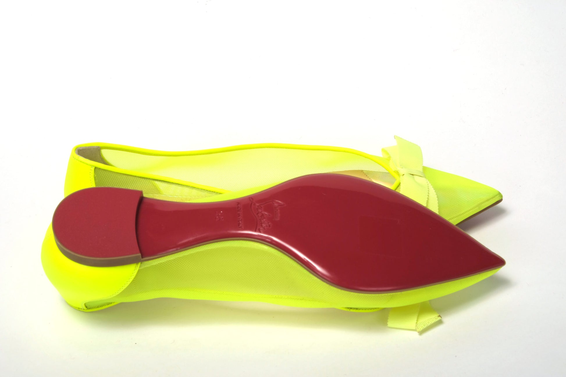 Zapato de punta plana amarillo fluorescente de Christian Louboutin