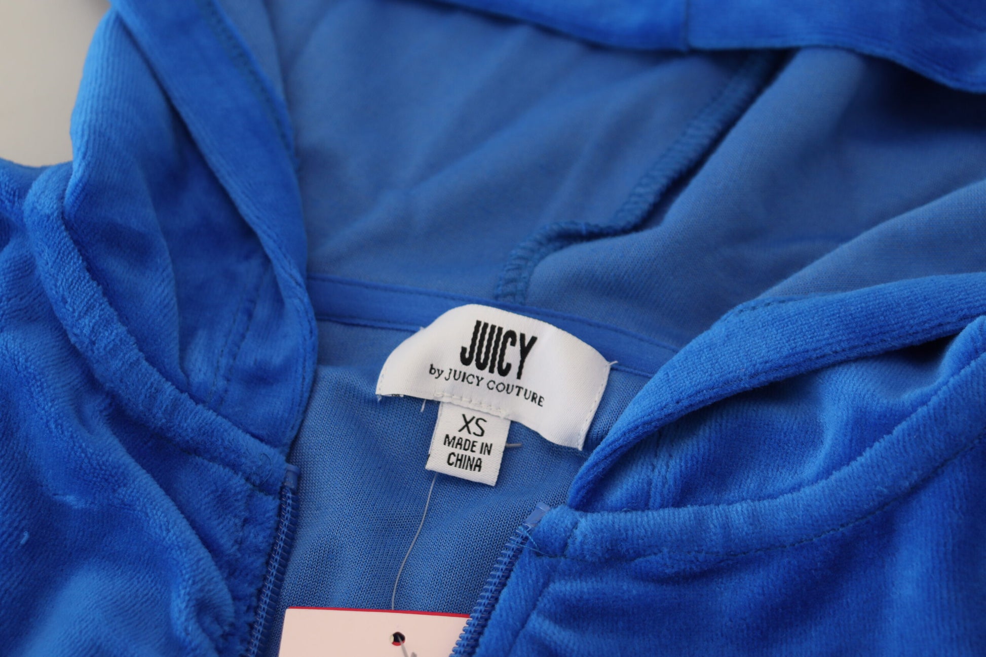 Suéter corto con capucha y cremallera en azul Glam de Juicy Couture