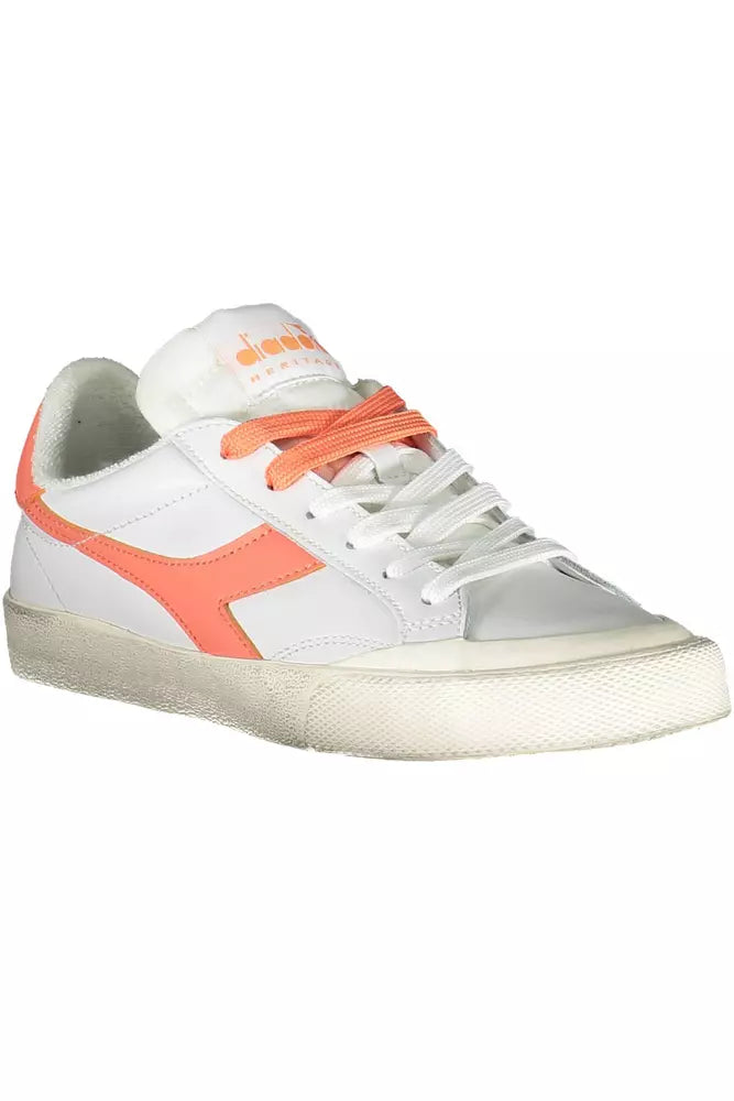 Zapatillas elegantes de piel blanca con cordones de Diadora