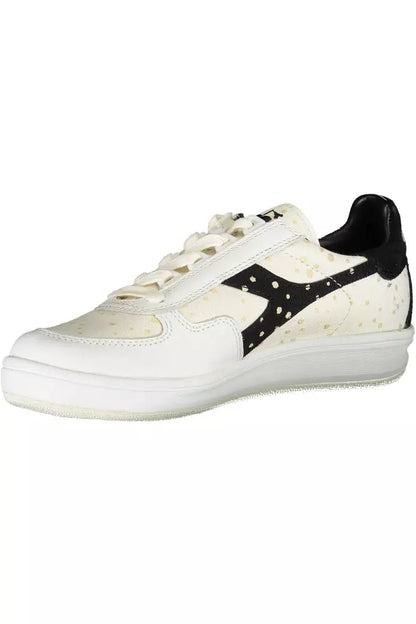 Zapatillas elegantes blancas con cordones y logo de Diadora