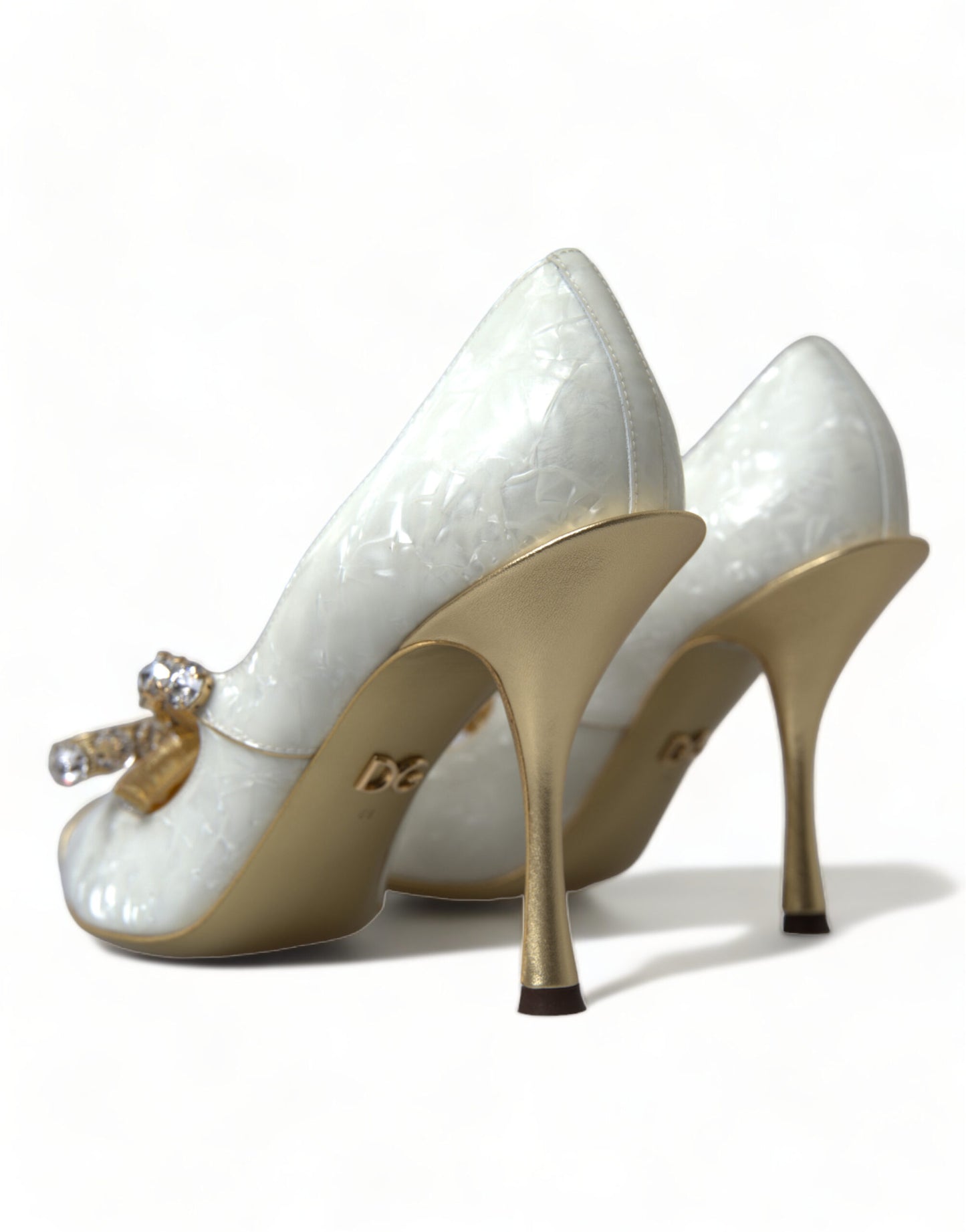 Tacones elegantes de charol blanco con lazo de cristal de Dolce &amp; Gabbana