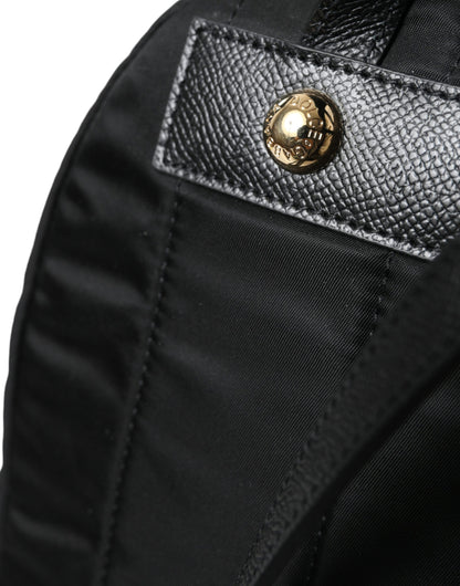 Mochila elegante con detalles en dorado y negro