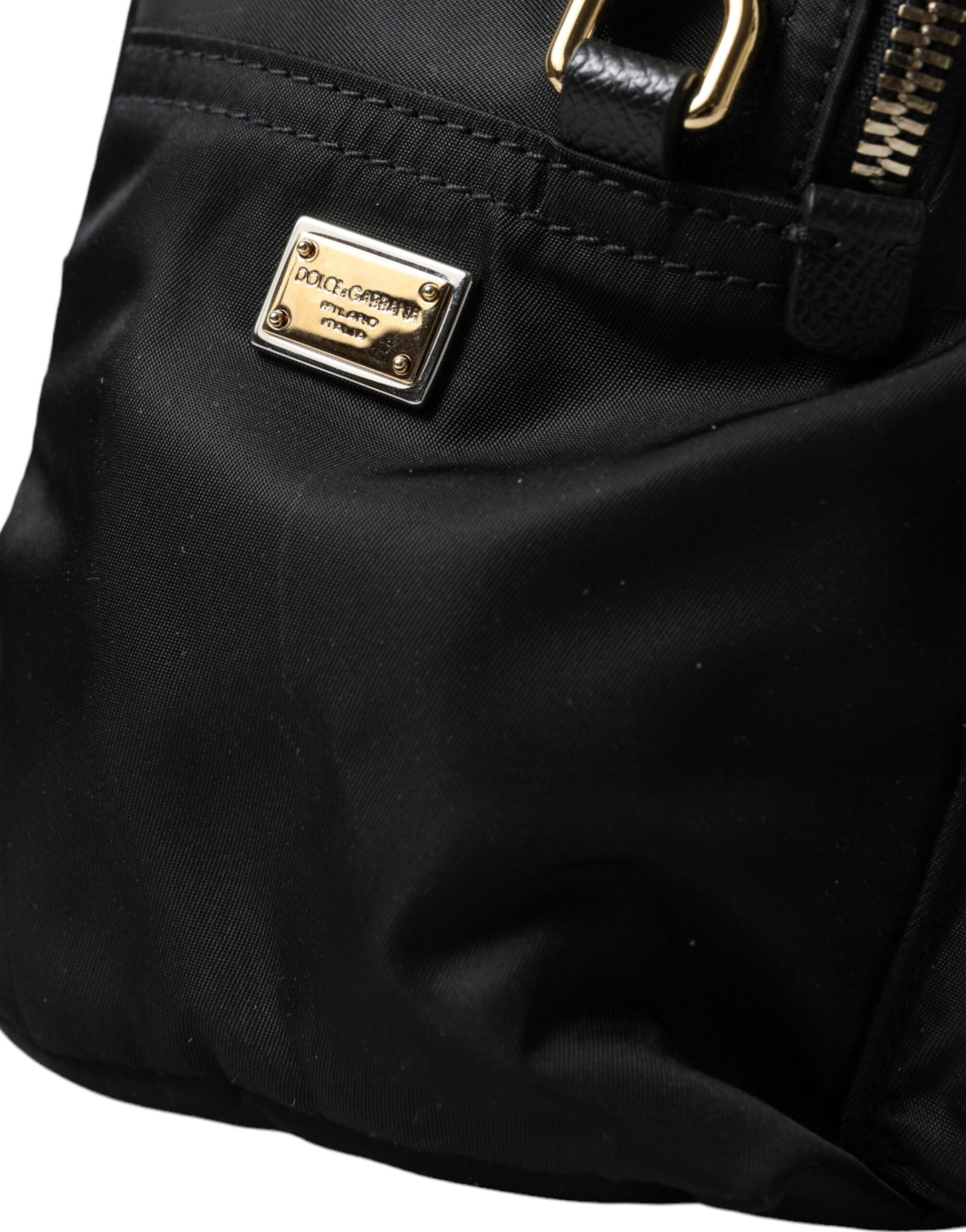 Mochila elegante con detalles en dorado y negro