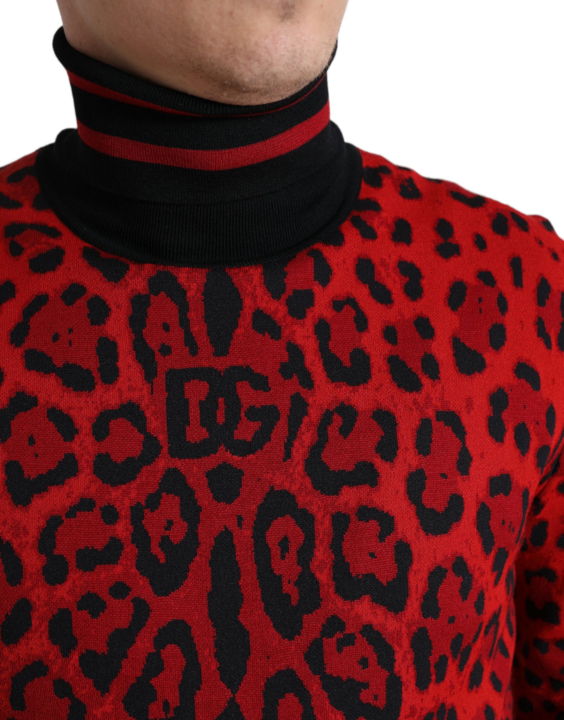 Suéter elegante de cuello alto con estampado de leopardo de Dolce &amp; Gabbana