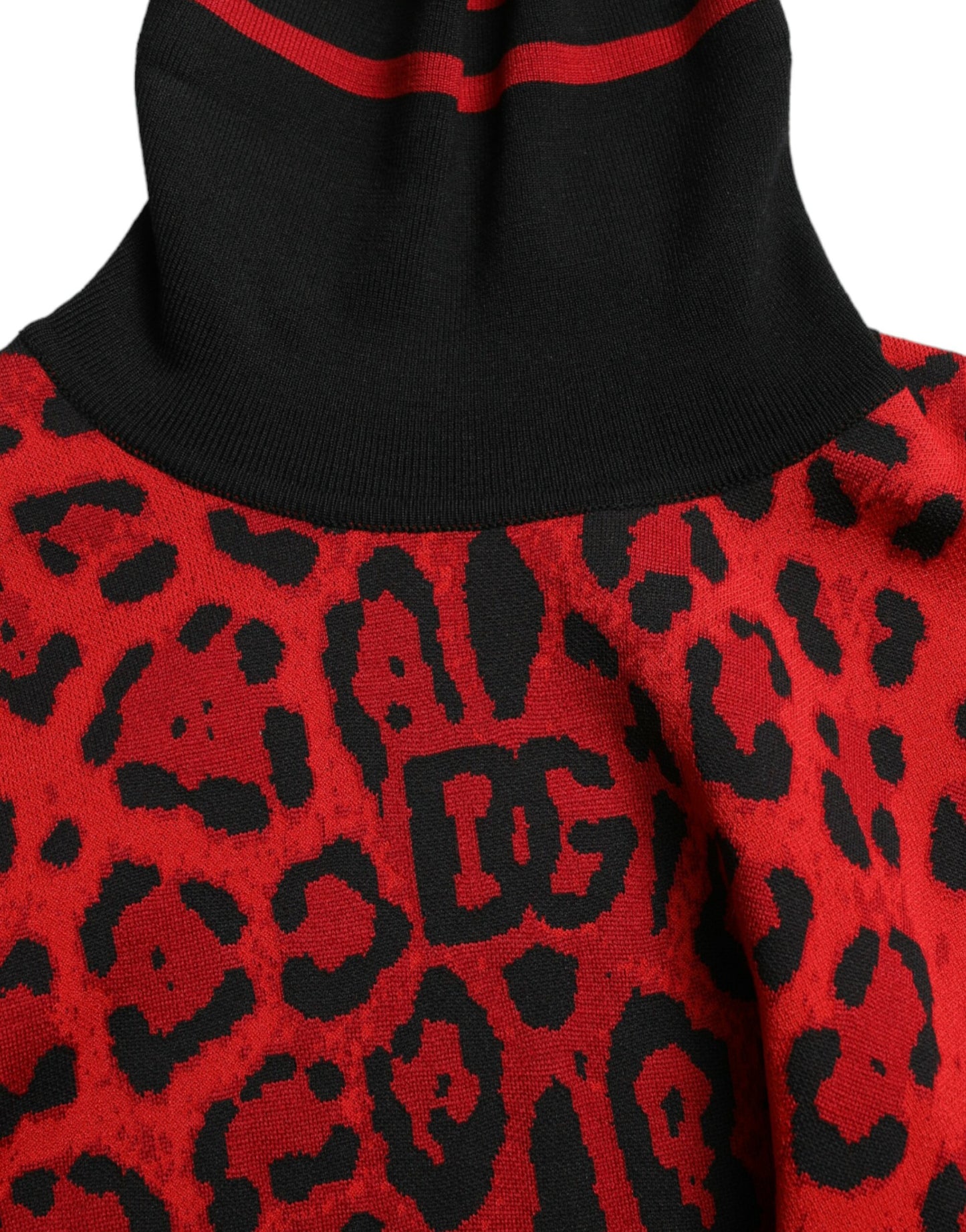 Suéter elegante de cuello alto con estampado de leopardo de Dolce &amp; Gabbana