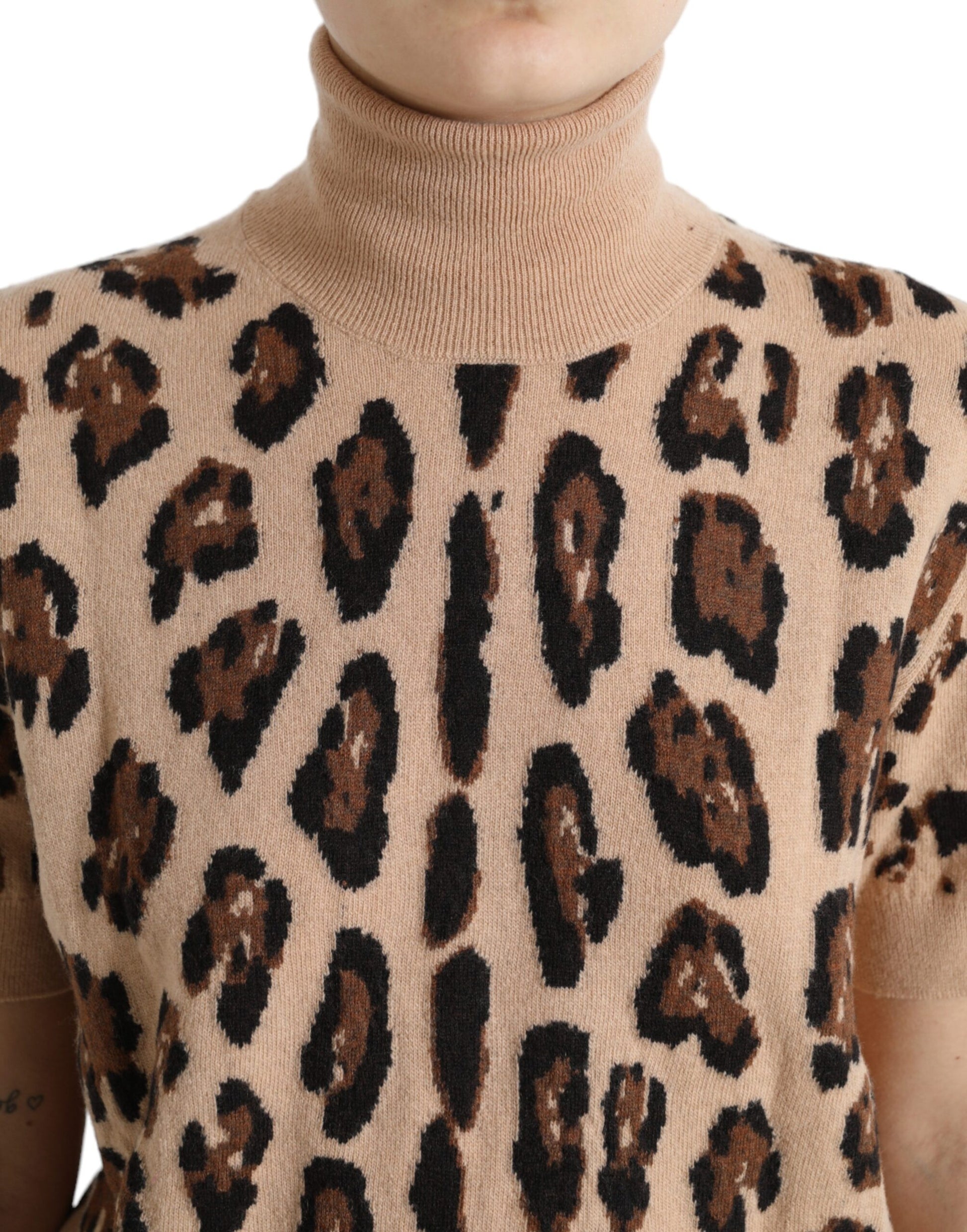 Elegante top de cuello alto de lana con estampado de leopardo en beige de Dolce &amp; Gabbana