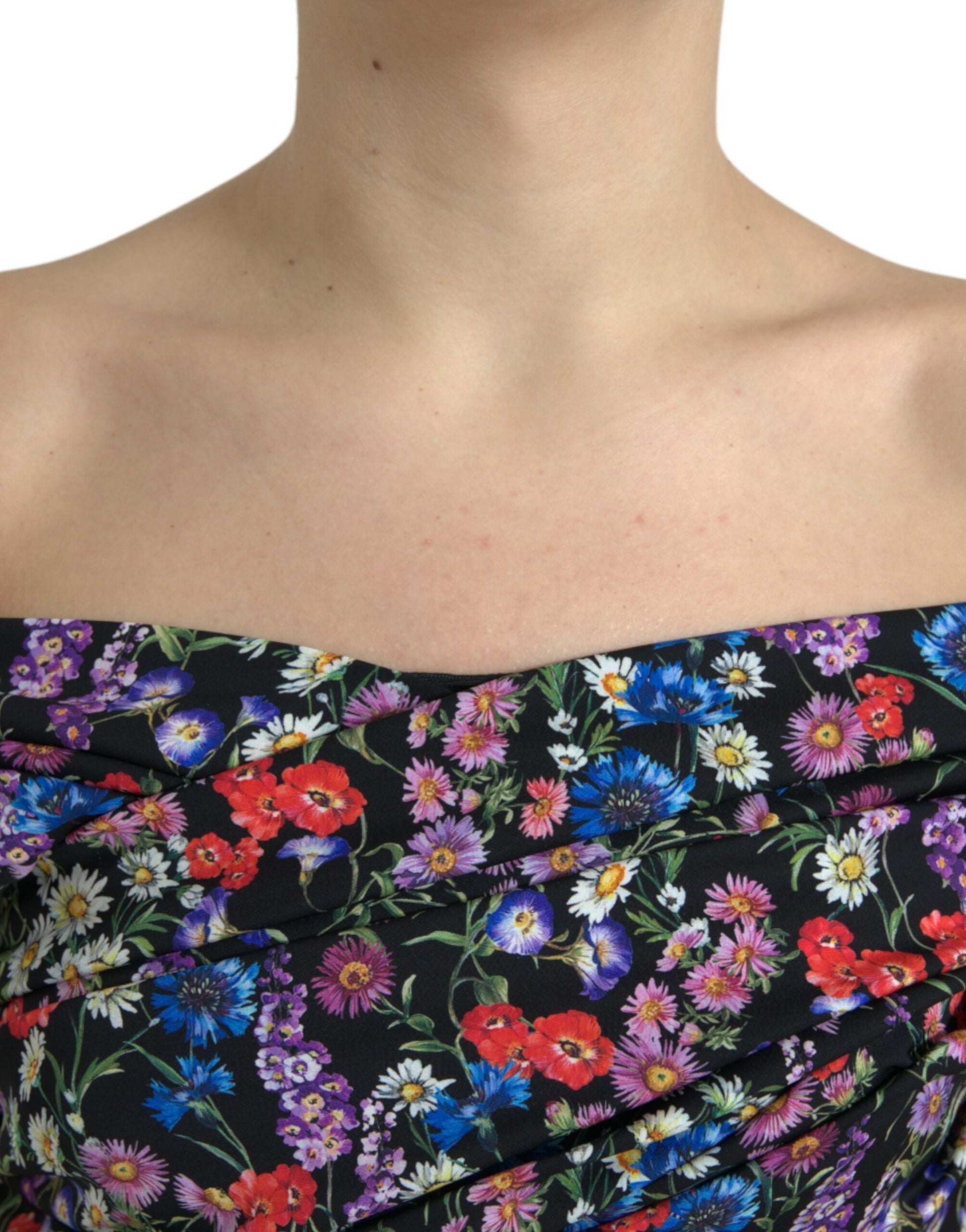 Vestido elegante con hombros descubiertos y estampado floral de Dolce &amp; Gabbana